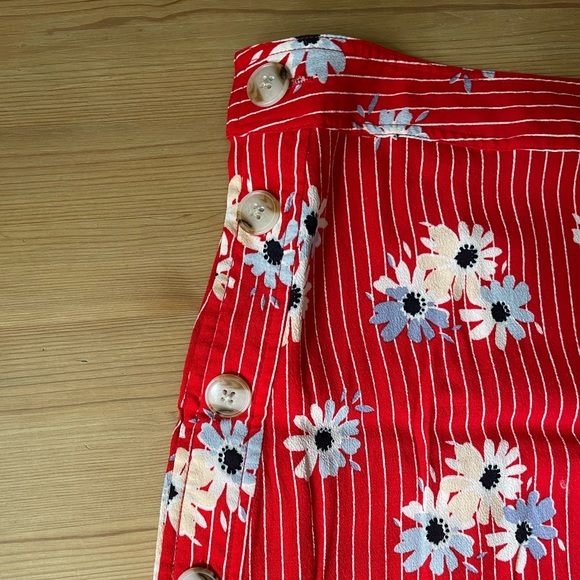 🌸 A-Line Floral Button Skirt 🌸 - Picture 4 of 9